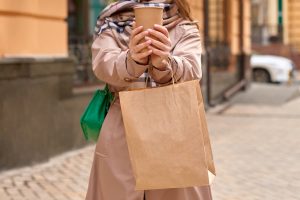Vasos y bolsas de papel impresos para promocionar tu negocio