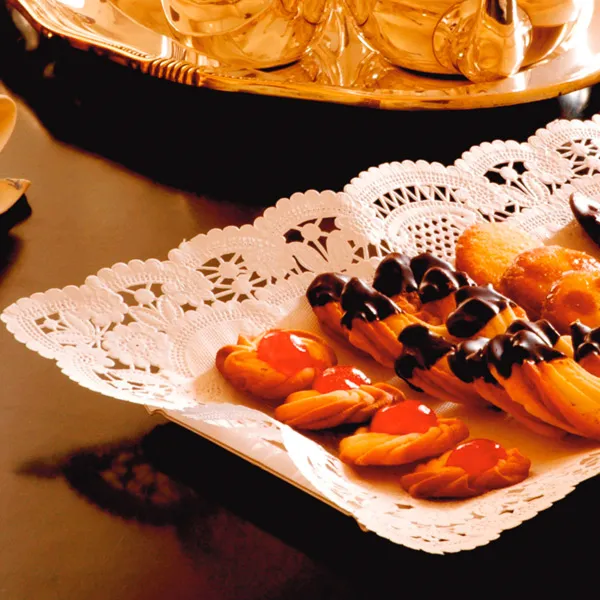 blondas-rectangulares-caladas-de-color-blanco-53-g-m2-45x36cm2