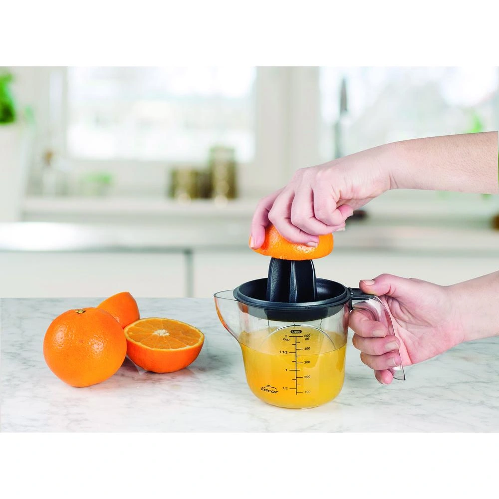 67134-FOTO ARTISTICA EXPRIMIDOR CON JARRA MEDIDORA