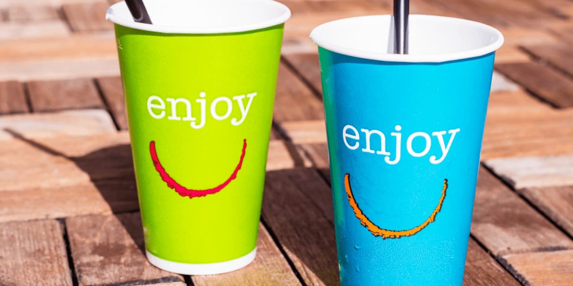 Vasos personalizados y reutilizables en un festival