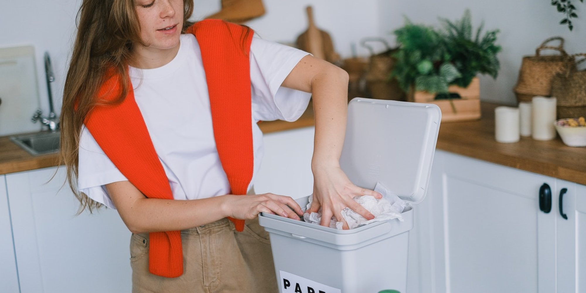 Vista Mujer reciclando